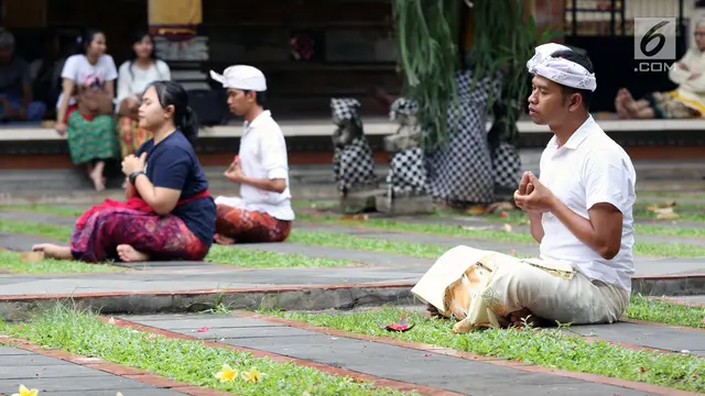 Umat Hindu Bersembahyang di Pura Aditya Jaya