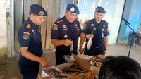 Petugas PSDKP Batam memeriksa ikan impor ilegal dari Malaysia. Foto: liputan6.com/ajang nurdin&nbsp;