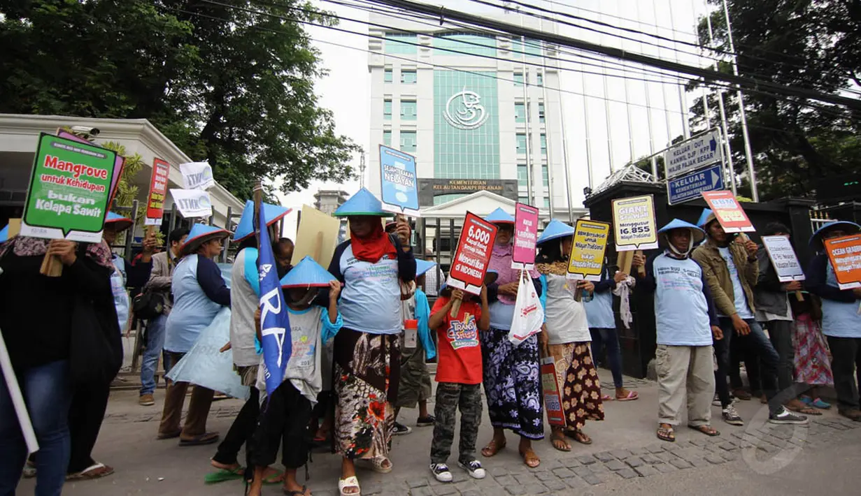 Massa dari Komite Aksi Hari Perikanan Dunia mengenakan baju seragam berwarna biru dan caping dengan warna yang sama, Jakarta, Jumat (21/11/2014). (Liputan6.com/Faizal Fanani)