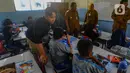 Wakil Presiden terpilih Gibran Rakabuming Raka berbincang dengan siswa saat meninjau uji coba pelaksanaan program makan bergizi gratis di SDN 4 Tangerang, Kota Tangerang, Banten, Senin (5/8/2024). (merdeka.com/Arie Basuki)