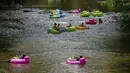 <p>Orang-orang menaiki ban di Sungai Chattahoochee, Helen, Georgia, 13 Juli 2023. (AP Photo/Mike Stewart)</p>
