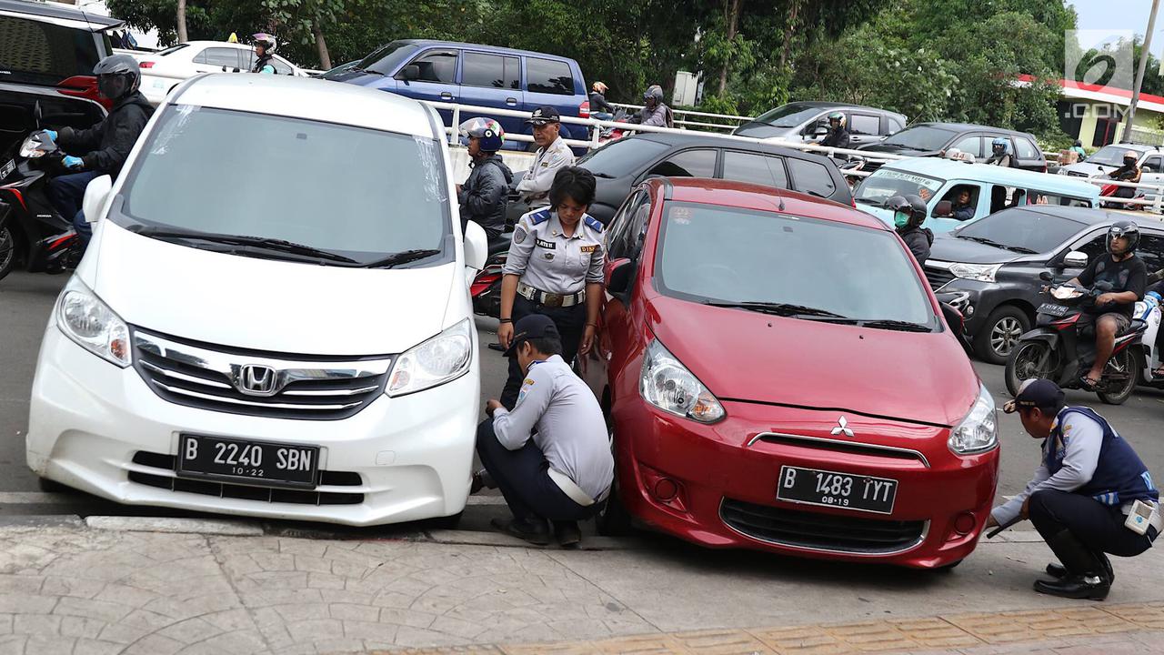 Nekat Parkir Sembarangan, Mobil-mobil di Tebet Diderek Petugas