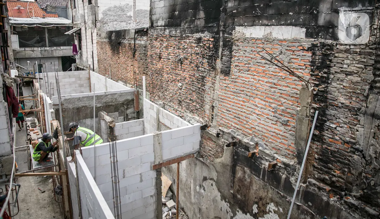 Pekerja menyelesaikan pengerjaan revitalisasi Kampung Kwitang, Jakarta, Kamis (7/4/2021). Sebanyak 27 rumah yang terbakar di Jl Kembang V, Kwitang, Jakarta Pusat, pada Sabtu (13/3) lalu. dan ditarget kan sebelum lebaran 2021. (Liputan6.com/Faizal Fanani)