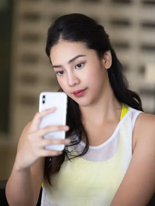 Anya Geraldine sangat menikmati momen berolahraga. Kesukaannya terhadap olahraga menjadi rahasianya untuk dapatkan tubuh ideal. Paras cantiknya saat mirror selfie ini sukses bikin banyak orang menyukai gaya penampilan dari aktris pemeran Asih di film Yowis Ben 2. (Liputan6.com/IG/@anyageraldine)
