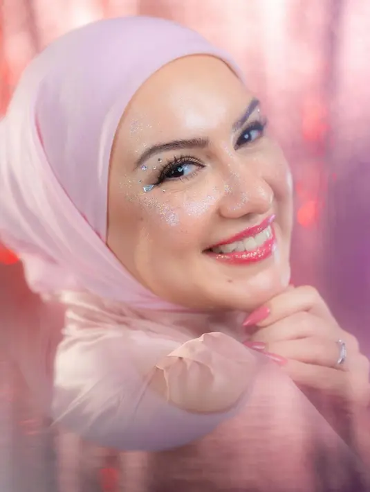 Dipadu dengan arsiran alis tipis dengan maskara dan taburan glitter di outer corner hingga tulang pipi [@_irishbella_]