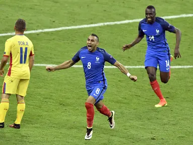 Peran Dimitri Payet saat Prancis menang 2-1 atas Rumania di partai pembuka Grup A Piala Eropa 2016 sangat penting. Satu gol dan satu assist membuatnya pantas meraih predikat Man of The Match. (AFP/Philippe Lopez)