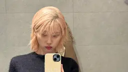 Pada hari ini, IU tampil dengan warna rambut bleached dengan sedikit warna merah jambu, menarik perhatian. (Foto: Instagram/ dlwlrma)