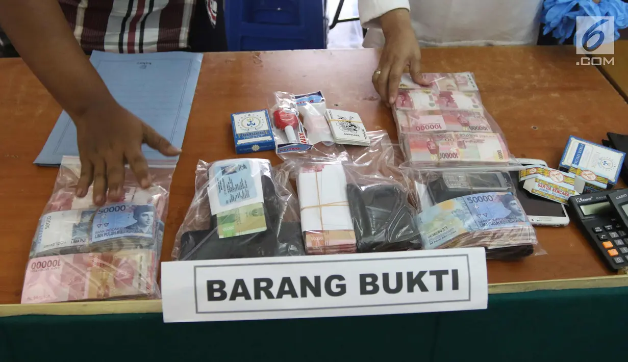 Barang bukti diperlihatkan saat rilis perkara tindak pidana perjudian di Polda Metro Jaya, Jakarta, Rabu (14/3). Pelaku menyelenggarakan perjudian setiap hari dimulai pukul 12.00 WIB sampai dengan pukul 04.00 WIB. (Liputan6.com/Arya Manggala)