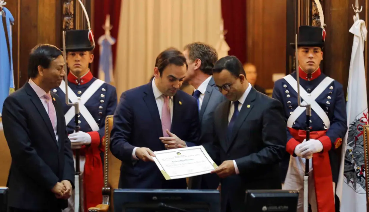 Gubernur DKI Jakarta Anies Baswedan diangkat menjadi Tamu Kehormatan (Guest of Honour) oleh Parlemen Kota Otonom Buenos Aires, Argentina. Dari peserta Urban 20 hanya tiga orang yang diangkat sebagai Tamu Kehormatan. (Liputan6.com/Pool/Pemprov DKI Jakarta)