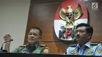 Panglima TNI Jenderal TNI Gatot Nurmantyo (kiri) bersama KSAU Marsekal TNI Hadi Tjahjanto memberikan konferensi pers kasus dugaan korupsi pembelian Helikopter Agusta Westland (AW) 101 di Gedung KPK, Jakarta, Jumat (26/5). (Liputan6.com/Helmi Afandi)