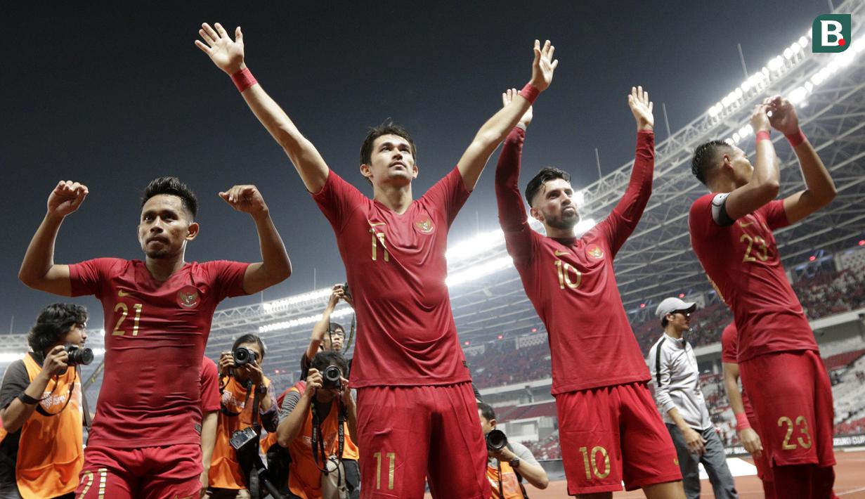 Bek Timnas Indonesia, Gavin Kwan, bersama rekan-rekannya merayakan kemenangan atas Timor Leste pada laga Piala AFF 2018 di SUGBK, Jakarta, Selasa (13/11). Indonesia menang 3-1 atas Timor Leste. (Bola.com/M. Iqbal Ichsan)