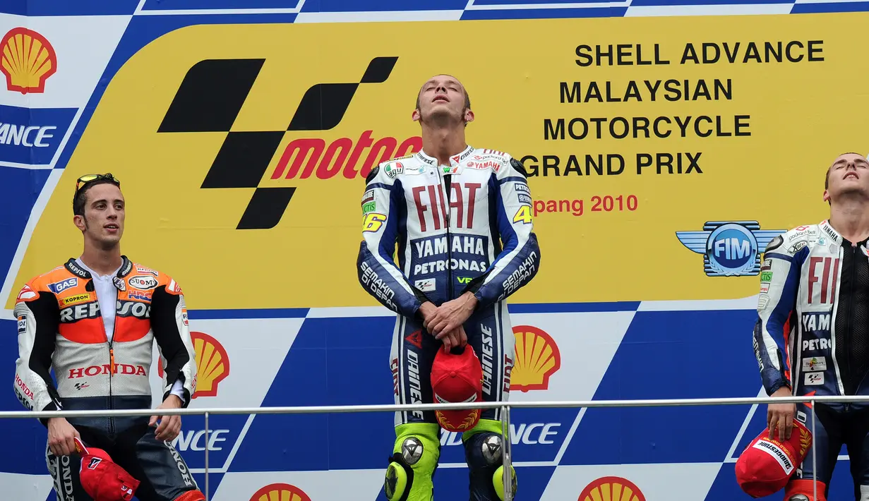 Jorge Lorenzo memastikan gelar juara dunia MotoGP 2010 setelah finis ketiga MotoGP Malaysia di Sirkuit Sepang, Malaysia, (10/10/2010). Valentino Rossi menjadi juara seri Malaysia ini. (AFP Photo/Saeed Khan)