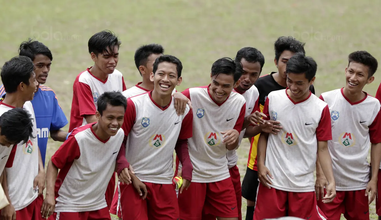 Pemain IAIN Alauddin saat mengikuti turnamen Torabika Campus Cup 2017 di Stadion UNM, Makassar, Selasa, (17/10/2017). IAIN Alauddin menang WO atas UMI Makassar. (Bola.com/M Iqbal Ichsan)