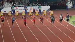 Sprinter Indonesia, Lalu Muhammad Zohri (keempat kanan) saat lari nomor 100 meter putra pada semifinal atletik Asian Games 2018 di Stadion Utama GBK, Jakarta (26/8). Muhammad Zohri  menempati urutan kedua di semifinal pertama. (Liputan6.com/Fery Pradolo)