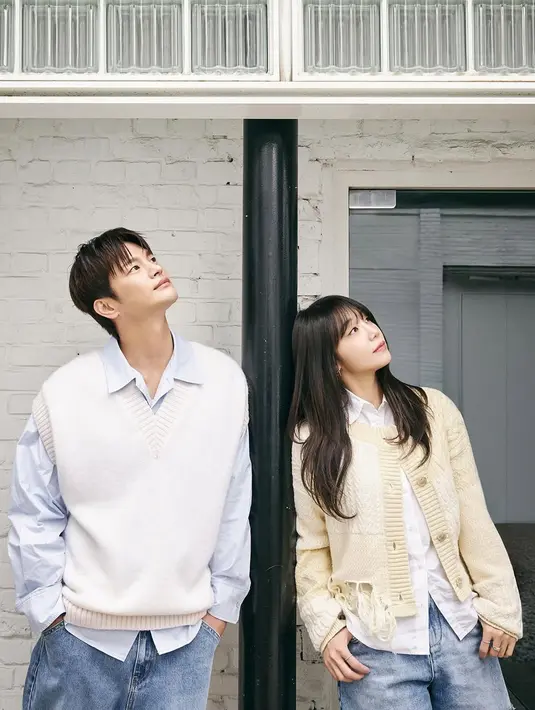 Penggunaan latar belakang yang sederhana juga membuat fokus tetap pada kedua artis, sehingga pesan utama dari teaser ini tersampaikan dengan efektif. Video yang menampilkan cuplikan penampilan acappella Seo In Guk dan Jung Eun Ji juga dipuji karena berhasil memadukan suara yang begitu harmonis dan menyatu dengan indah. (Liputan6.com/IG/@epmusic.official)