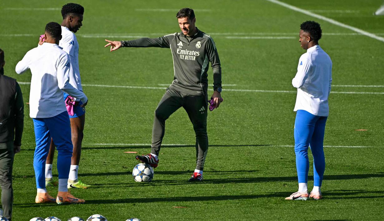 Pelatih Real Madrid asal Spanyol, Xabi Alonso, memberi isyarat selama sesi latihan jelang matchday 5 league phase Liga Champions 2025/2026 melawan Olympiakos FC di Real Madrid Sports City, Valdebebas, pada Selasa 25 November 2025. Real Madrid terus mematangkan persiapan mereka menjelang matchday kelima Liga Champions 2025/2026 melawan Olympiacos. (Javier SORIANO/AFP)