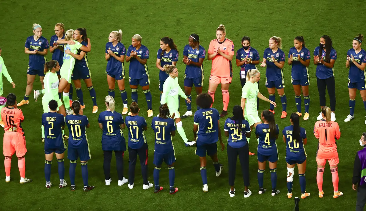 Para pemain Lyon memberi penjagaan kehormatan kepada para pemain Wolfsburg yang akan mengambil medali runner-up pada final Liga Champions Wanita di Stadion Anoeta, San Sebastian, Spanyol, Minggu (30/8/2020). Lyon juara Liga Champions Wanita usai mengalahkan Wolfsburg 3-1. (Sergo Perez/Pool via AP)