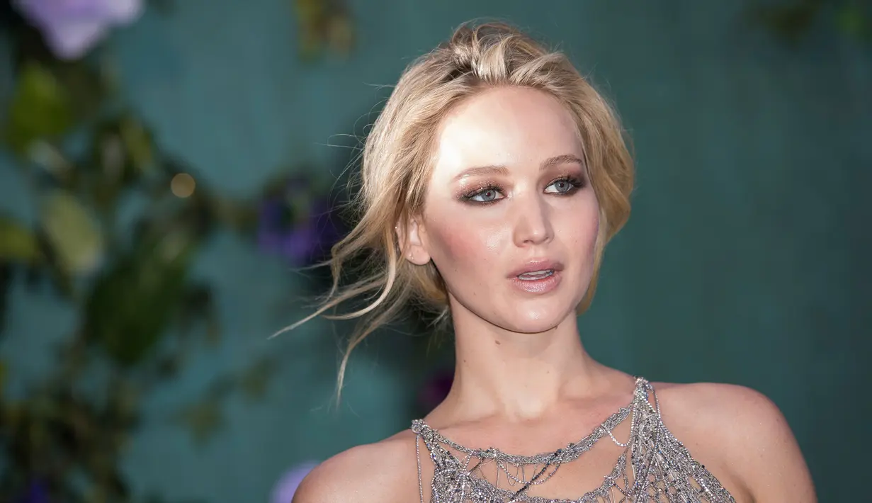 Aktris cantik Jennifer Lawrence berpose untuk fotografer setibanya menghadiri premier film terbarunya, Mother!, di London, Rabu (6/9). J-Law menata updo rambutnya dan menyematkan sedikit perhiasan untuk menambah kesan glamour (Vianney Le Caer/Invision/AP)