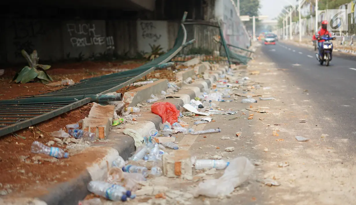 Kondisi pagar yang rusak dan sampah berserakan usai demonstrasi mahasiswa di sekitar Gedung DPR RI, Jakarta, Rabu (25/9/2019). Aksi menolak RUU yang dianggap bermasalah itu berujung ricuh dan bentrok dengan polisi sehingga menyebabkan sejumlah fasilitas umum rusak. (Liputan6.com/Immanuel Antonius)