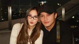 Penampilan simpel tapi stylish Mahalini dan Rizky Febian di momen merayakan tanggal 10 ini banjir pujian. Mahalini semakin cantik mengenakan kacamata, sementara Rizky Febian bikin pangling ketika memakai topi. Pasalnya dua artis ini terlihat jarang mengenakan dua jenis fashion item tersebut. Dalam momen ini, pasangan artis ini kompak mengenakan busana senada warna monokrom. (Liputan6.com/IG/@rizkyfbian)