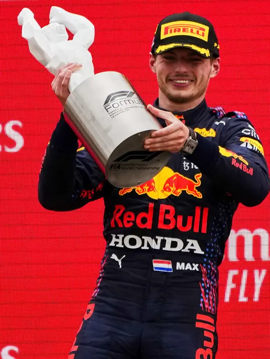 Pembalap Max Verstappen melakukan selebrasi dari podium usai memenangkan F1 GP Prancis di Sirkuit Paul Ricard, Le Castellet, Prancis, Minggu (20/6/2021). Max Verstappen tercepat di F1 GP Prancis.  (Nicolas Tucat/Pool via AP)