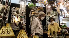 Pengunjung mengamati produk yang dipamerkan pada pameran International Handicraft Trade Fair (INACRAFT) di Jakarta Convention Center (JCC), Senayan, Jakarta, Kamis (24/3/2022). Setelah vakum selama dua tahun lamanya, Jakarta INACRAFT akhirnya akan kembali digelar. (Liputan6.com/Johan Tallo)