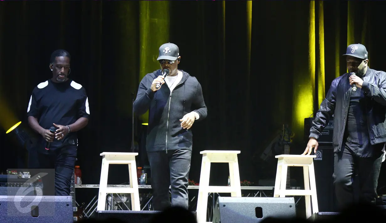 Penampilan grup vokal Boyz II Men dalam konser The 90's Soul Ace di kawasan Kasablanka, Jakarta, Kamis (8/12). Boyz II Men mengajak para penggemar bernostalgia dengan melantunkan lagu-lagunya yang populer di tahun 1990an. (Liputan6.com/Herman Zakharia)