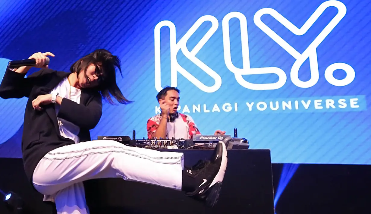 Tak hanya itu, lagu Jika milik Melly Goeslaw dan Ari Lasso pun diubahnya. (Bambang E. Ros/Bintang.com)