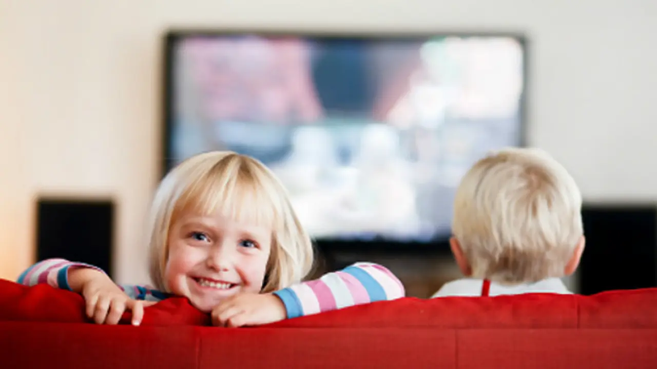 Ilustrasi anak-anak menonton televisi