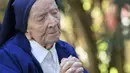 Lucile Randon atau Suster Andre, warga negara Prancis dan orang tertua di Eropa, berdoa di atas kursi roda, pada malam ulang tahunnya yang ke-117 di Toulon, Rabu (10/2/2021). Suster Andre dinyatakan sembuh dari COVID-19 setelah dinyatakan positif pada 16 Januari lalu. (NICOLAS TUCAT/AFP)