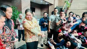 Menteri Keuangan (Menkeu) Sri Mulyani Indrawati membagikan momen bersama Menteri Sekretaris Negara (Mensesneg) Pratikno, yang berpura-pura sebagai wartawan yang hendak doorstop kepada Presiden Joko Widodo. (dok: @smindrawati)