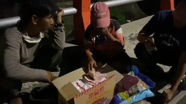 pengusaha surabaya bagikan kardus mie berisi uang jutaan