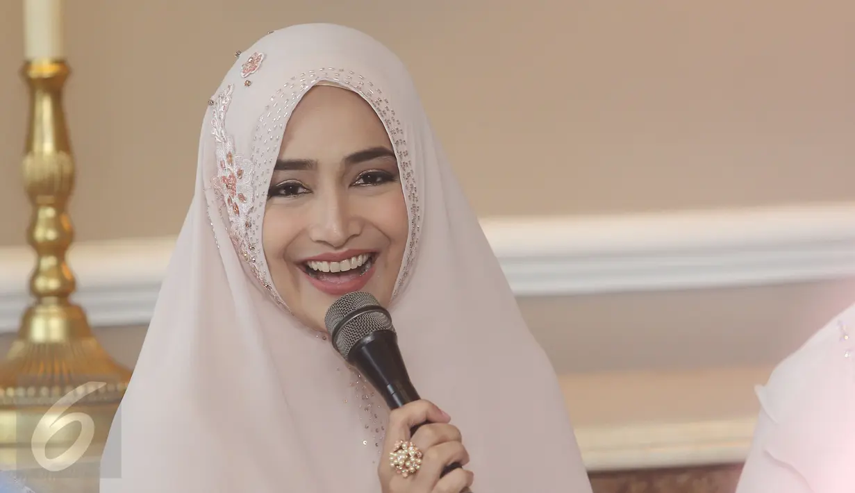 Cindy Fatika Sari saat mengisi acara di kawasan Mahakam, Kebayoran Baru, Jakarta, Rabu (22/2). Cindy mengenakan hijab warna krem dengan hiasan motif bunga di atasnya. (Liputan6.com/Herman Zakharia)