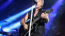 Teriakan penonton menggema seantero Stadion Utama Gelora Bung Karno (SUGBK), Jumat (11/9/2015) malam ketika Bon Jovi membuka konsernya dengan lagu That's What The Water Made Me. (Foto: Faizal Fanani/Liputan6.com)