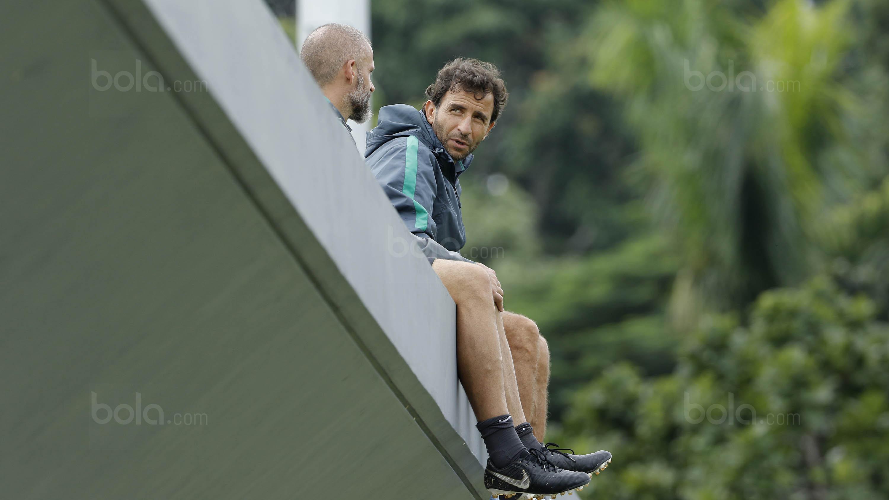 Pelatih Timnas Indonesia, Luis Milla, saat latihan di Lapangan ABC, Senayan, Minggu (21/1/2018). Hari terakhir training camp Timnas Indonesia ini ditutup dengan pertandingan internal. (Bola.com/M Iqbal Ichsan)