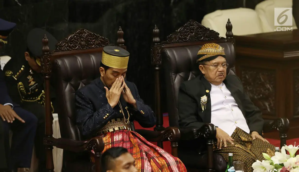 Presiden RI Joko Widodo dan Wapres Jusuf Kalla ketika berdoa dalam Sidang Tahunan MPR RI Tahun 2017 yang dibuka oleh Ketua MPR Zulkifli Hasan di Gedung Parlemen Senayan, Jakarta, Rabu (16/08). (Liputan6.com/Johan Tallo)