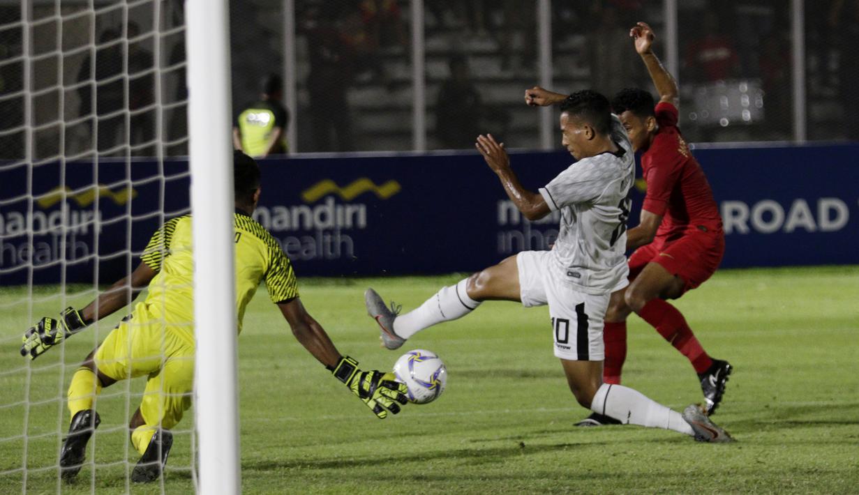 Kemelut terjadi di depan gawang Timor Leste saat melawan Indonesia pada laga Kualifikasi Piala AFC U-19 2020 di Stadion Madya, Jakarta, Rabu, (6/11/2019). Indonesia menang 3-1 atas Timor Leste. (Bola.com/M Iqbal Ichsan)