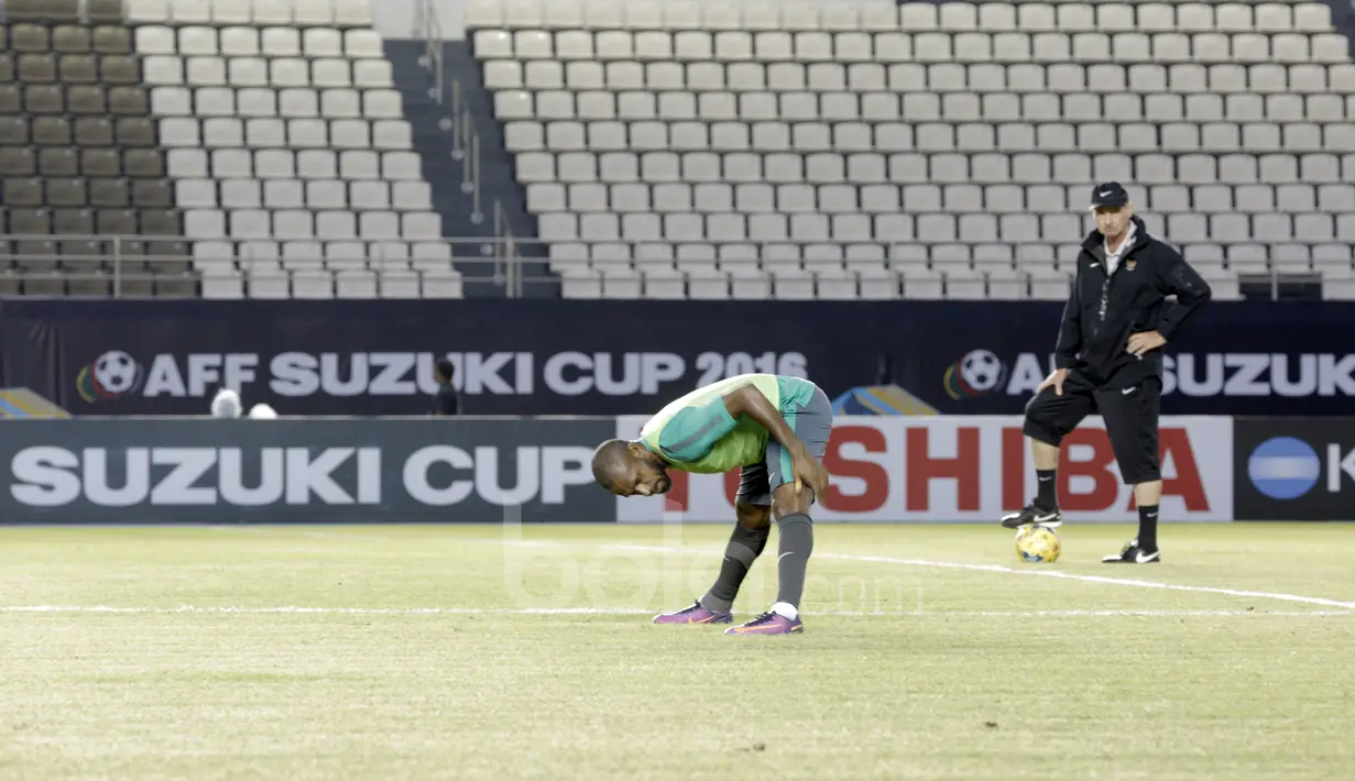 Pemain Timnas Indonesia, Boaz Solossa  tengah melakukan pemanasan sebelum berlatih di Philippine Sports Stadium, (18/11/2016). (Bola.com/Nicklas Hanoatubun)