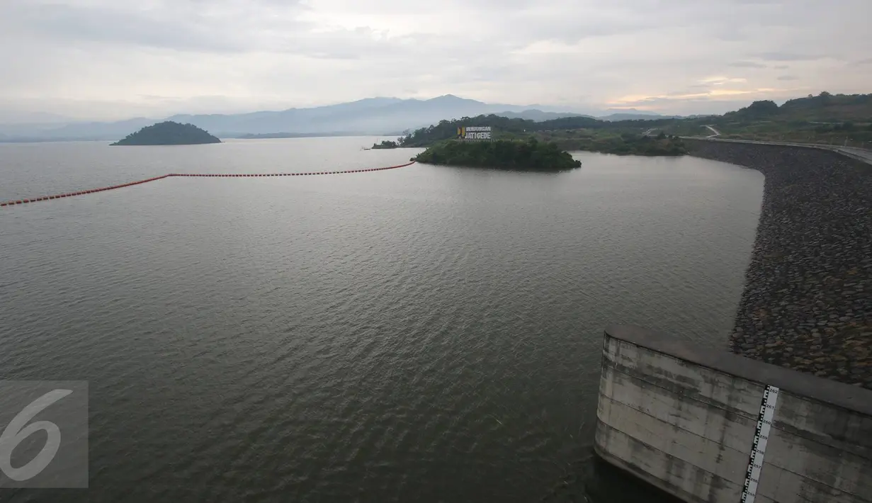 Suasana Waduk Jatigede yang digunakan untuk proyek pembangkit listrik tenaga air (PLTA) di Sumedang, Jawa Barat, Kamis (6/4/2017). Diperkirakan PLTA ini sudah dapat beroperasi pada 2019. (Liputan6.com/Immanuel Antonius)