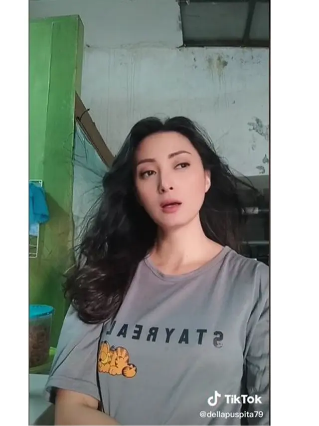 6 Potret Della Puspita di Usia 42 Tahun yang Jadi Sorotan, Tampil Awet Muda