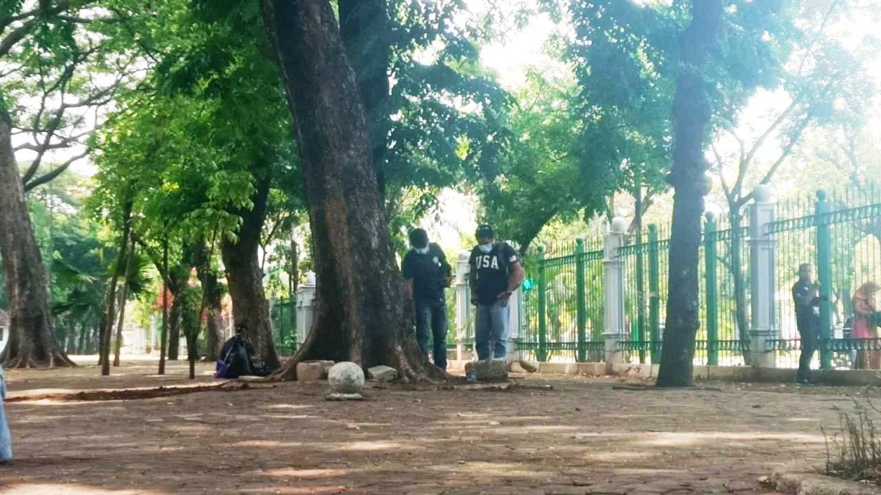 Polisi mencari barang bukti di lokasi ledakan di Monas. (Merdeka.com/Ronald)