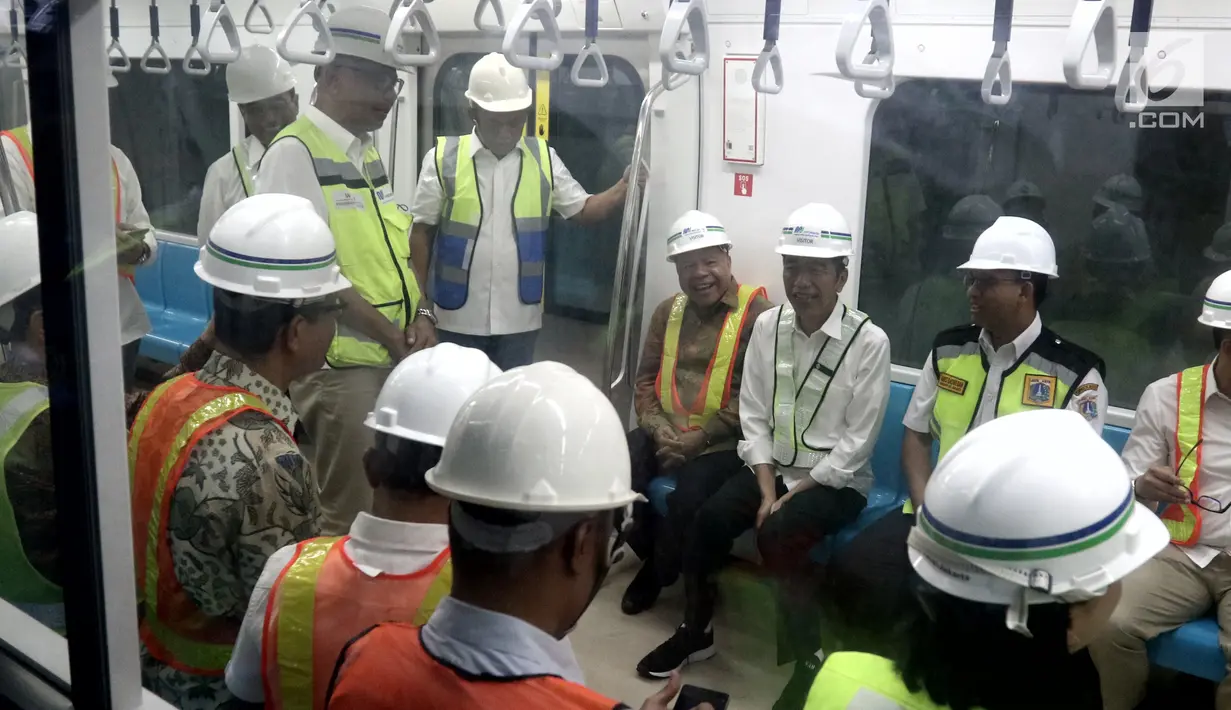Presiden Joko Widodo berbincang saat berada di dalam kereta mass rapid transit (MRT) di Stasiun Bundaran HI, Jakarta, Selasa (6/11). Jokowi melakukan pengecekan kereta MRT menuju Stasiun Lebak Bulus. (Liputan6.com/Angga Yuniar)