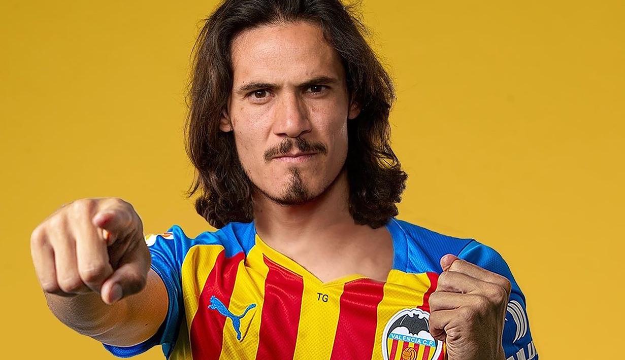 Edinson Cavani. Striker Uruguay berusia 35 tahun ini baru saja resmi bergabung dengan Valencia di awal musim 2022/2023 usai meninggalkan Manchester United saat Liga Spanyol telah berjalan 3 pekan. Selama 2 musim membela MU ketajamannya seakan hilang usai lebih banyak dicadangkan. Sementara bersama dua klubnya terdahulu Napoli dan PSG, ia mampu merebut 3 kali gelar top skor, 1 kali bersama Napoli (2012/2013) di Liga Italia dan 2 kali bersama PSG (2016/2017 dan 2017/2018) di Liga Prancis. (twitter)