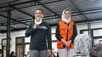 Bupati Lumajang Thoriqul Haq (Kanan) dan Wakil Bupati Lumajang Indah Amerawati (Kiri)  memberikan sosialisasi kepada para pengungsi APG Gunung Semeru agar tidak panik dan tidak termakan isu yang tidak benar (Istimewa)