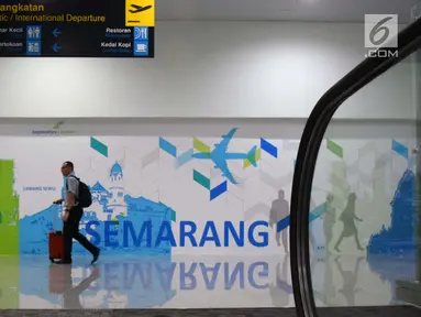 Seorang calon penumpang melintas di terminal baru Bandara Internasional Ahmad Yani Semarang, Jawa Tengah, Rabu (6/6). Terminal yang dibangun dengan investasi sebesar Rp2,2 triliun tersebut mulai beroperasi hari ini. (Liputan6.com/Gholib)