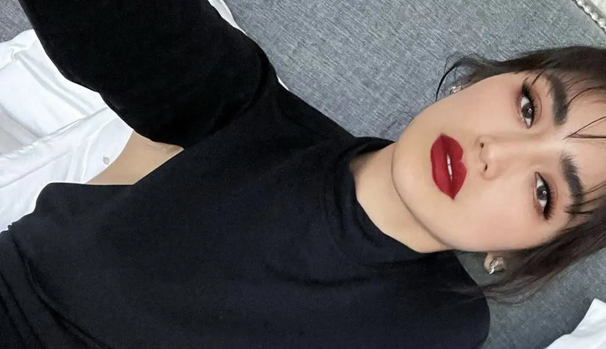 Jessica Iskandar tampak fresh mengenakan lipstik warna merah klasik dengan riasan mata yang lebih flawless. Dok. Instagram @inijedar