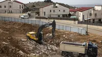 Alat berat bekerja di situs konstruksi di pemukiman Yahudi di Tepi Barat (AP)