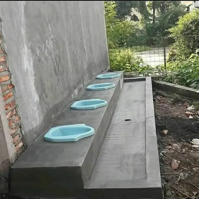 6 Potret WC Jongkok Tanpa Sekat Ini Nyeleneh, Bikin Geleng Kepala