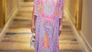Nisya Ahmad tampil mengenakan dress panjang ruffle warna pink dari  Studio Boh. Ibu Anggota DPRD Jabar ini membawa handbag silver. [@nissyaa]