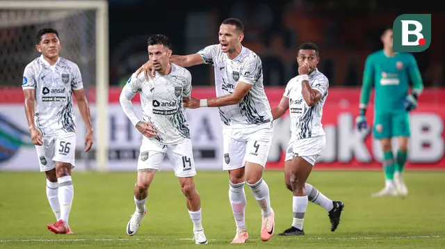 Selebrasi pemain Borneo FC, Stefano Lilipaly (kedua kiri) bersama Leo Lelis setelah mencetak gol ke gawang Persija Jakarta pada laga pekan ke-7 BRI Liga 1 2023/2024 di Stadion Patriot Candrabhaga, Bekasi, Rabu (9/8/2023). (Bola.com/Bagaskara Lazuardi)